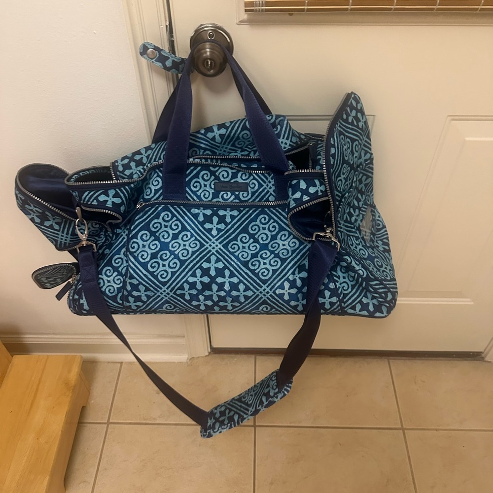 Vere Bradley Duffel bag- lots of compartments
